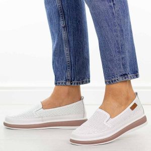 Białe ażurowe skórzane półbuty damskie Cambell 87322. Białe półbuty Cambell, na jesień, w ażurowe wzory, z jeansu, z okrągłym noskiem, bez obcasa, na płaskiej podeszwie, bez zapięcia. Za 219,00 zł.