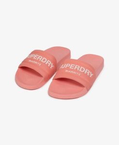 Superdry klapki Destination Pool z wyściełanym paskiem – Peach Amber Pink. Czerwone klapki Superdry, bez wzorów, z poliesteru, bez obcasa. Za 129,00 zł.