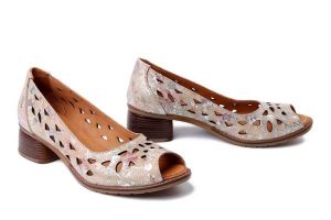 ARTIKER RELAKS 58C2101 beige, czółenka damskie. Brązowe czółenka Artiker Relaks, w ażurowe wzory, ze skóry, bez obcasa, na obcasie, bez zapięcia. Za 274,90 zł.