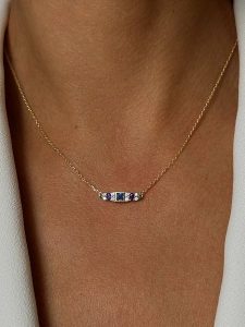 Les Petites Précieuses Pozłacany naszyjnik z cyrkoniami - dł. 40 cm rozmiar: onesize. Niebieskie naszyjniki Les Petites Précieuses, z cyrkonią, pozłacane. Za 127,05 zł.