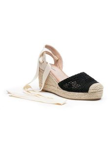 Foreverfolie Sandały w kolorze czarnym na koturnie rozmiar: 40. Czarne sandały Foreverfolie, bez wzorów, bez obcasa, na koturnie, bez zapięcia. Za 83,22 zł.