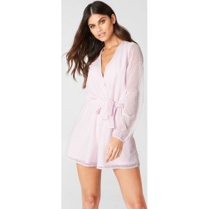 NA-KD Boho Szyfonowy kombinezon w kropki - Pink. Kombinezony marki NA-KD Boho. W wyprzedaży za 81,18 zł.
