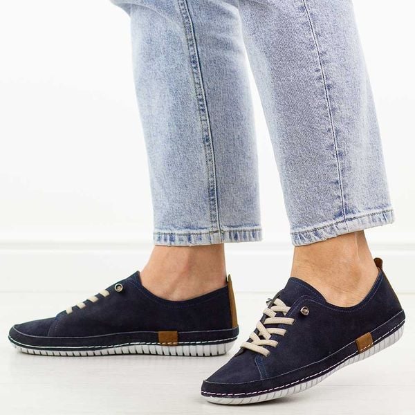 Granatowe skórzane półbuty damskie T.Sokolski 2948. Niebieskie półbuty Sokolski, na jesień, bez wzorów, z jeansu, z okrągłym noskiem, bez obcasa, na płaskiej podeszwie, bez zapięcia. Za 299,00 zł.