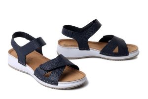 Inblu SD-1KU 004 Granatowy, sandały damskie. Niebieskie sandały Inblu, bez wzorów, ze skóry, bez obcasa, bez zapięcia. Za 116,90 zł.