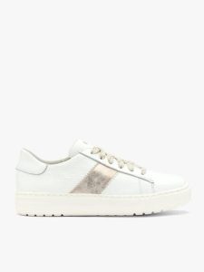 Białe skórzane półbuty z platynowym paskiem. Białe półbuty Ryłko, bez wzorów, ze skóry, z okrągłym noskiem, bez obcasa, na płaskiej podeszwie, bez zapięcia. Za 429,99 zł.