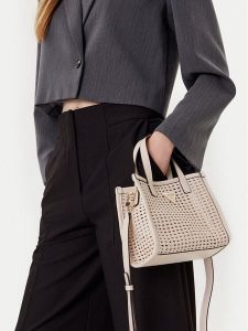 Guess Torebka Brigitta Mini HWWZ72 06770 Écru. Torebki klasyczne Guess, z aplikacjami, ze skóry, bez dodatków. Za 399,99 zł.