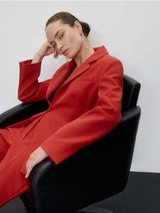 Taliowana marynarka z wiskozą - czerwony. Czerwone marynarki i żakiety Reserved, l, bez wzorów, z tkaniny. W wyprzedaży za 159,99 zł.
