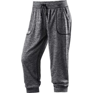 Spodnie sportowe w kolorze szarym. Spodnie dresowe marki Under Armour. W wyprzedaży za 86,95 zł.