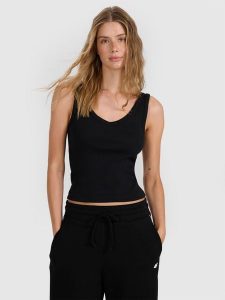 4F Top slim z prążkowanej dzianiny damski - czarny M. Czarne topy 4f, l, bez wzorów, z bawełny, klasyczne, bez kołnierzyka, bez ramiączek. Za 49,99 zł.