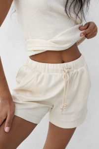 Szorty z delikatnej prążkowanej dzianiny w kolorze WARM BEIGE - ALPO-S. Brązowe szorty Marsala, bez wzorów, z bawełny. W wyprzedaży za 32,48 zł.