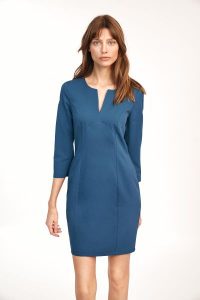Dopasowana Mini Sukienka z Rozcięciem przy Dekolcie - Lazurowa. Niebieskie sukienki Nife, na imprezę, l, bez wzorów, z materiału, wizytowe, bez kołnierzyka, bez ramiączek, mini, dopasowane. Za 199,90 zł.