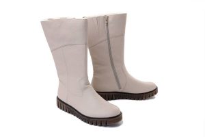 RIEKER Y3455-60 beige, kozaki damskie. Brązowe kozaki Rieker, na zimę, bez wzorów, bez obcasa, bez zapięcia. Za 379,90 zł.