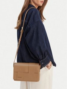 GINO ROSSI Torebka C-KY185 Beżowy. Brązowe listonoszki Gino Rossi, bez wzorów, z materiału, bez dodatków. Za 179,99 zł.