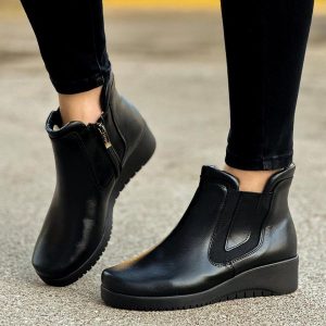 Czarne skórzane Polskie botki damskie na koturnie zimowe Gregors 880. Czarne botki Gregors, na zimę, bez wzorów, ze skóry, bez obcasa, na koturnie, bez zapięcia. Za 429,00 zł.