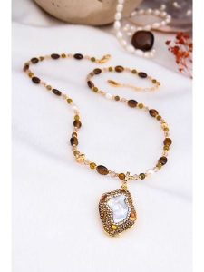 Pierres delicates Naszyjnik w kolorze białym z perłami i kamieniami szlachetnymi - dł. 50 cm rozmiar: onesize. Brązowe naszyjniki Pierres delicates, z cyrkonią, z mosiądzu. Za 108,99 zł.