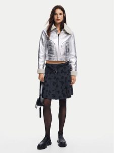 Desigual Kurtka z imitacji skóry Londres 24WWEW32 Srebrny Regular Fit. Szare kurtki Desigual, s, bez wzorów, ze skóry, bez kaptura. Za 479,99 zł.