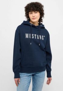 MUSTANG MARGO DAMSKA BLUZA WKŁADANE PRZEZ GŁOWĘ Z KAPTUREM DARK SAPPHIRE 1013934 4136. Niebieskie bluzy Mustang, xs, bez wzorów, z kapturem. Za 189,99 zł.
