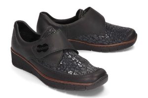 RIEKER 537C0-00 black, półbuty damskie. Czarne półbuty Rieker, bez wzorów, bez obcasa, na koturnie, bez zapięcia. Za 329,90 zł.