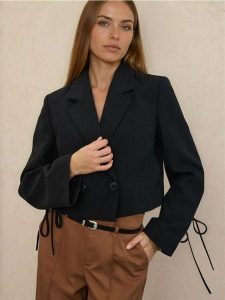 Krótki żakiet dwurzędowy - czarny. Czarne marynarki i żakiety Sinsay, l, bez wzorów. Za 69,99 zł.