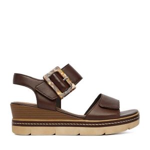 Sandały Remonte. Brązowe sandały Remonte, bez wzorów, bez obcasa, na koturnie, bez zapięcia. Za 379,99 zł.