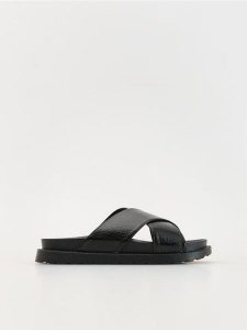 Klapki z imitacji skóry - czarny. Czarne klapki Reserved, bez wzorów, ze skóry, bez obcasa. W wyprzedaży za 39,99 zł.