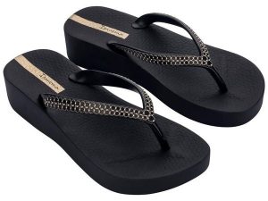 Buty klapki japonki damskie Ipanema Mesh XI Plat Fem. Czarne klapki Ipanema, bez wzorów, z materiału, bez obcasa. Za 129,99 zł.