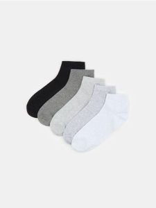 Prążkowane skarpetki 5 pack - biały. Białe skarpetki Sinsay, bez wzorów, prążkowane. Za 17,99 zł.