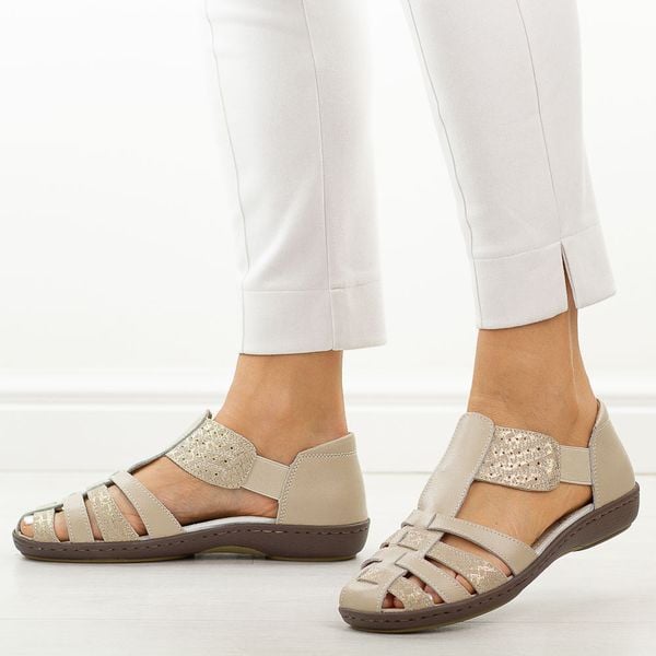 Beżowo-złote skórzane sandały damskie T.Sokolski 622. Brązowe sandały Sokolski, bez wzorów, z materiału, bez obcasa, na obcasie, bez zapięcia. Za 199,00 zł.