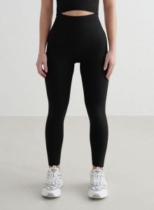 Damskie legginsy bezszwowe, wysoki stan, squat proof petite Shape czarny. Czarne legginsy AIM'N, bez wzorów, z elastanu, z podwyższonym stanem. Za 296,00 zł.