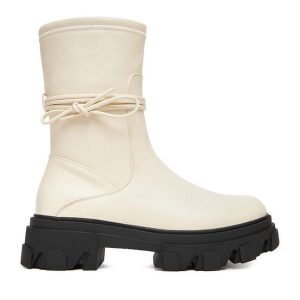Botki DeeZee. Botki DeeZee, bez wzorów, bez obcasa, na płaskiej podeszwie, bez zapięcia. Za 229,99 zł.