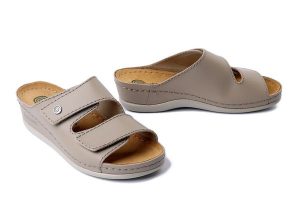 DR. BRINKMANN 700617-08 beige, klapki damskie. Brązowe klapki Dr. Brinkmann, bez wzorów, ze skóry, bez obcasa. Za 239,90 zł.