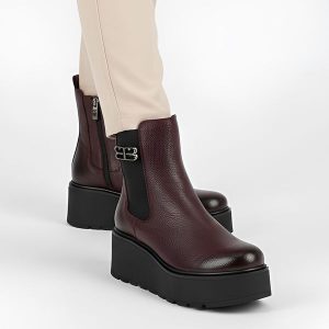 Botki damskie Armodo, na grubej platformie eleganckie skórzane z okrągłym noskiem i na suwak, bordo, 60498-V-Bordo-Cn. Czerwone botki Armodo, na zimę, z aplikacjami, ze skóry, z okrągłym noskiem, bez obcasa, na platformie, bez zapięcia. Za 469,00 zł.