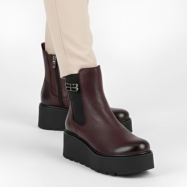 Botki damskie Armodo, na grubej platformie eleganckie skórzane z okrągłym noskiem i na suwak, bordo, 60498-V-Bordo-Cn. Czerwone botki Armodo, na zimę, z aplikacjami, ze skóry, z okrągłym noskiem, bez obcasa, na platformie, bez zapięcia. Za 379,00 zł.