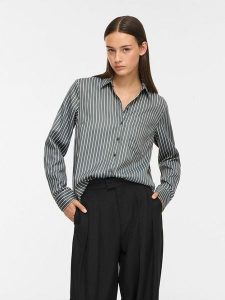 Vila Koszula "Vidarma" - Regular fit - w kolorze zielonym rozmiar: 36. Zielone koszule Vila, s, bez wzorów, z materiału, bez kołnierzyka, bez ramiączek. Za 104,95 zł.