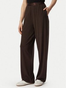 Guess Spodnie dresowe O6BB06 K5060 Brązowy Regular Fit. Brązowe spodnie dresowe Guess, xl, z aplikacjami, z dresówki. Za 234,99 zł.