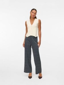 Vero Moda Top dzianinowy w kolorze kremowym rozmiar: XS. Brązowe topy Vero Moda, xs, bez wzorów, z dzianiny, bez kołnierzyka, bez ramiączek. Za 65,85 zł.