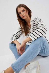Bluza w paski z dekoltem w serek i kołnierzykiem perłowo-czarna. Białe bluzy MOODO, xxl, bez wzorów, z bawełny, bez kaptura. W wyprzedaży za 49,99 zł.