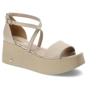 Beżowe Sandały Karino Stylowe Obuwie Damskie. Brązowe sandały Karino, bez wzorów, bez obcasa, na koturnie, bez zapięcia. Za 399,00 zł.