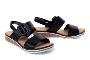 RIEKER V3667-00 black, sandały damskie. Czarne sandały Rieker, bez wzorów, bez obcasa, na koturnie, bez zapięcia. Za 239,92 zł.