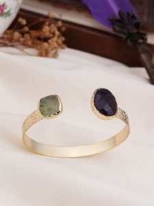 L'Atelier de Gaia Pozłacana bransoletka z elementami ozdobnymi rozmiar: onesize. Różowe bransoletki L'Atelier de Gaia, z prehnitem, pozłacane. Za 91,56 zł.