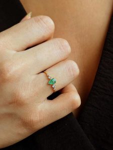 OR Carats Złoty pierścionek z kamieniami szlachetnymi rozmiar: 56. Zielone pierścionki OR Carats, z szmaragdem, złote. Za 524,62 zł.