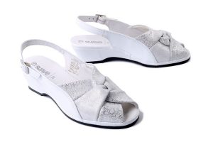 SUAVE 710234-03 weiB, sandały damskie. Białe sandały Suave, bez wzorów, bez obcasa, na koturnie, bez zapięcia. Za 299,92 zł.