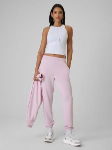 4F Spodnie dresowe joggery z modalem damskie - fioletowe M. Czerwone spodnie dresowe 4f, m, bez wzorów, z dresówki. Za 159,99 zł.