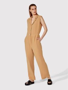 Simple Kombinezon KMD002 Brązowy Regular Fit. Brązowe sukienki Simple, bez wzorów, z syntetyku, bez kołnierzyka, bez ramiączek. Za 599,99 zł.