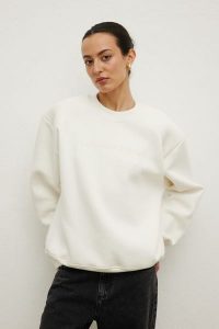 Klasyczna bluza z HAFTEM w kolorze CREAM- NOEL-S/M. Bluzy Marsala, m, bez wzorów, z bawełny, bez kaptura. Za 339,90 zł.