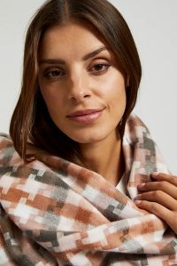 Szalik w kratę różowy. Czerwone szaliki MOODO, bez wzorów, z poliesteru. W wyprzedaży za 34,98 zł.