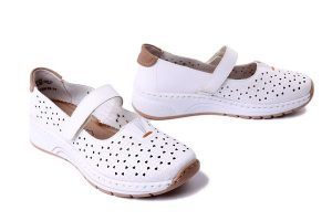 RIEKER N6553-80 white, półbuty damskie. Białe półbuty Rieker, na lato, bez wzorów, bez obcasa, na koturnie, bez zapięcia. Za 288,92 zł.