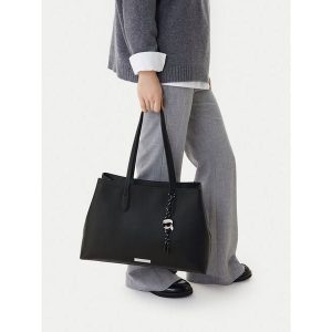 Torebka KARL LAGERFELD. Czarne torebki klasyczne KARL LAGERFELD, bez wzorów, bez dodatków. Za 658,99 zł.