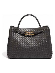 SUVRAI Torebka w kolorze antracytowym - 30 x 23 x 13 cm rozmiar: onesize. Czarne torebki klasyczne SUVRAI, bez wzorów, z materiału, bez dodatków. Za 152,99 zł.