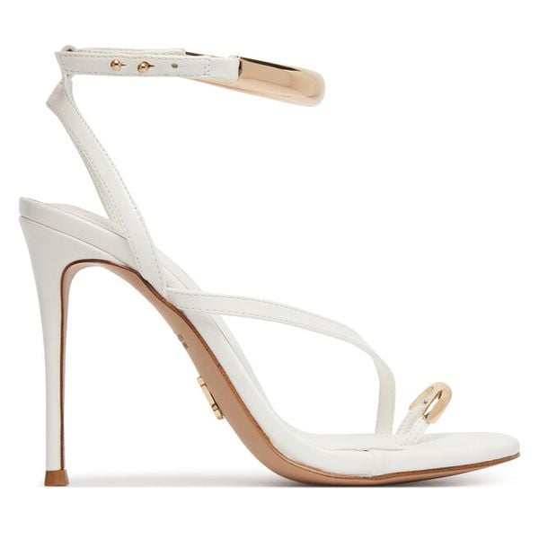 Klapki Steve Madden. Białe klapki Steve Madden, bez wzorów, bez obcasa. Za 478,99 zł.